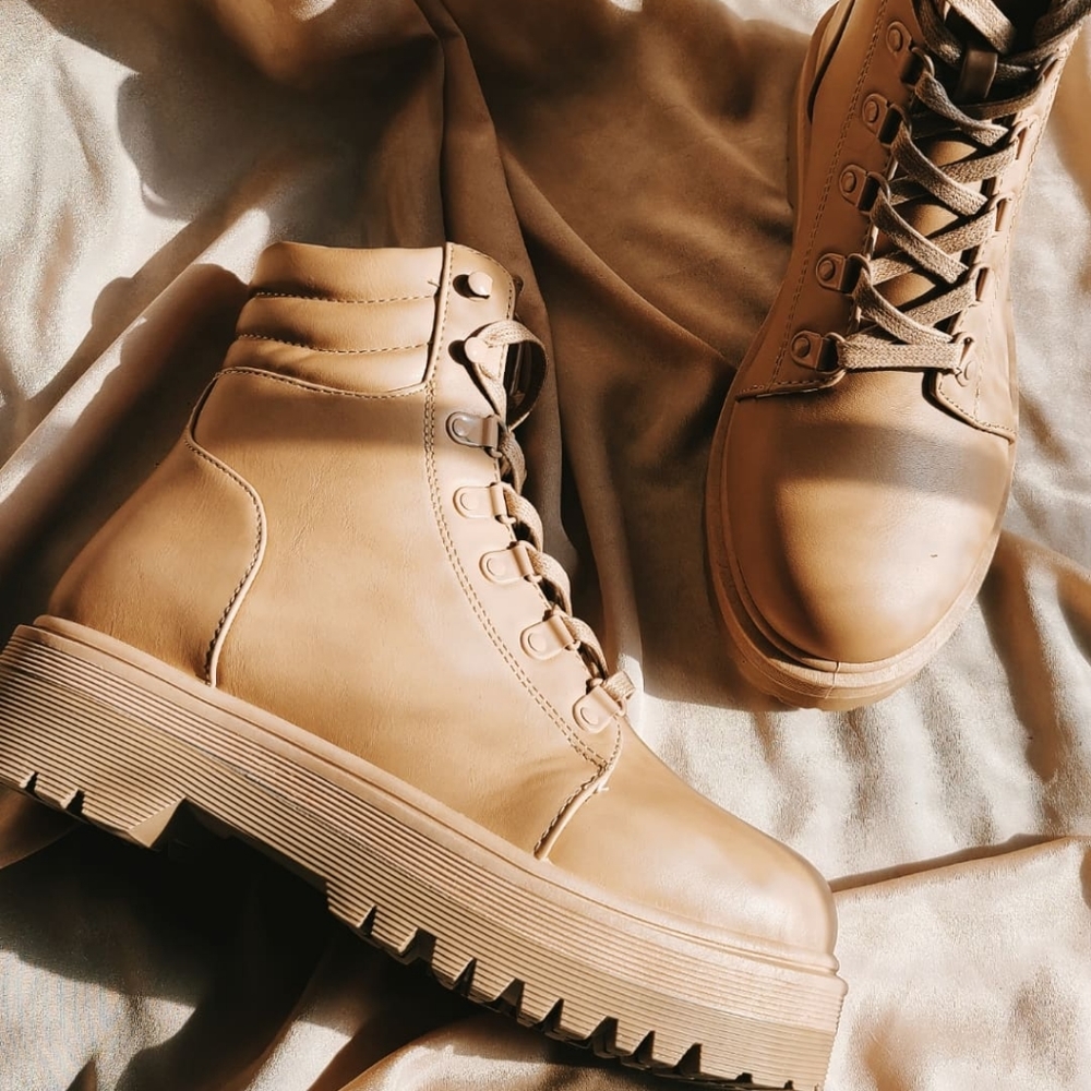 🚨FEW PAIRS LEFT// Tan vegan leather boot - Picture 3 of 4